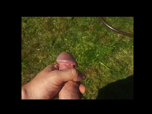❤️ Keçika germ di bexçeyek havînê de pisîka xwe ya pembe diqelişe û bi şuştinê dixe. Kalîteya porno li ku.novoporn.ru